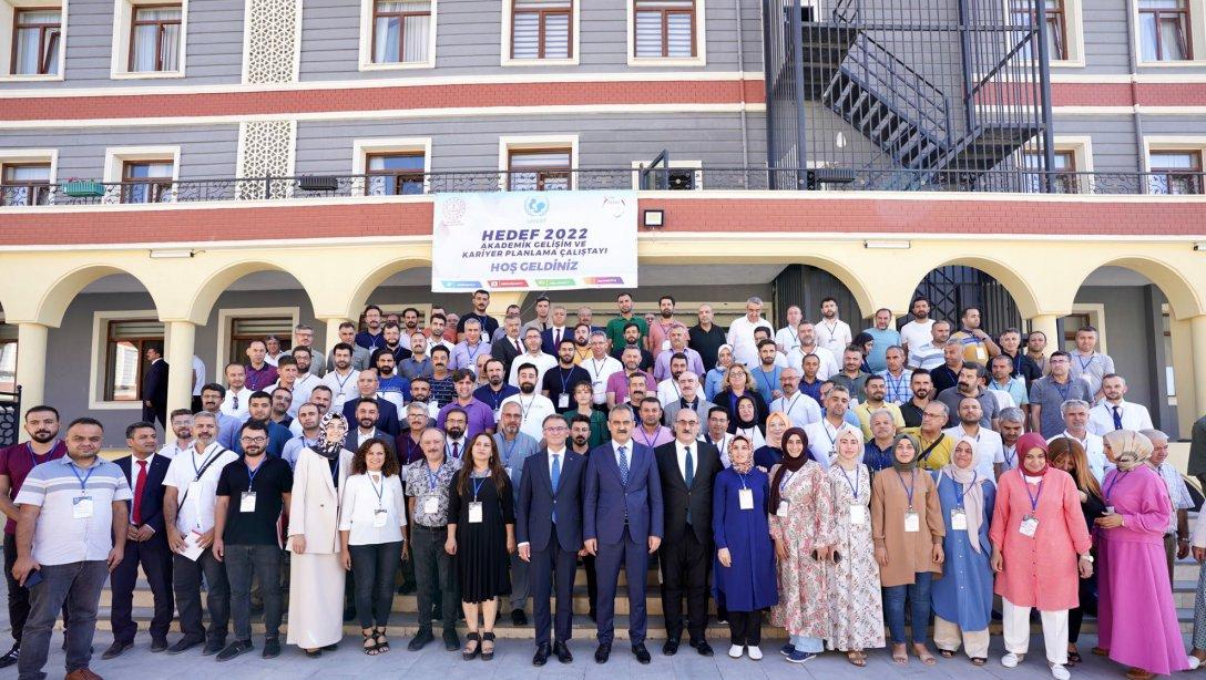 Bakan Özer'den Van'da Yapılan Akademik Gelişim ve Kariyer Planlama Çalıştayı'na Katılan Öğretmenlere Ziyaret