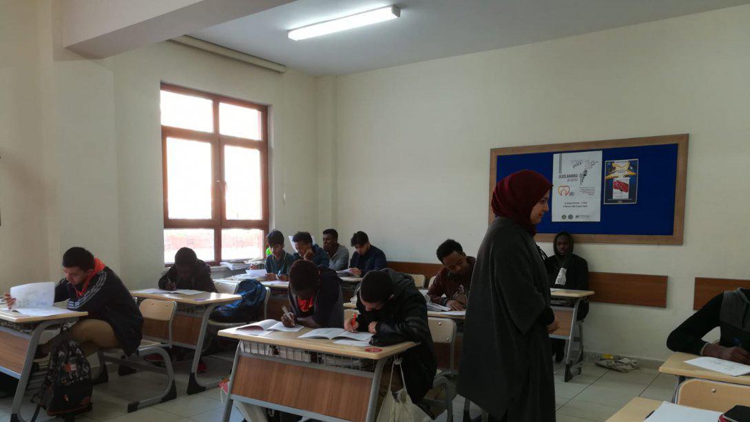 Uluslararası Anadolu İmam Hatip Liselerindeki Yabancı Uyruklu 12. Sınıf Öğrencilerine Ortak YÖS Denemesi Yapıldı