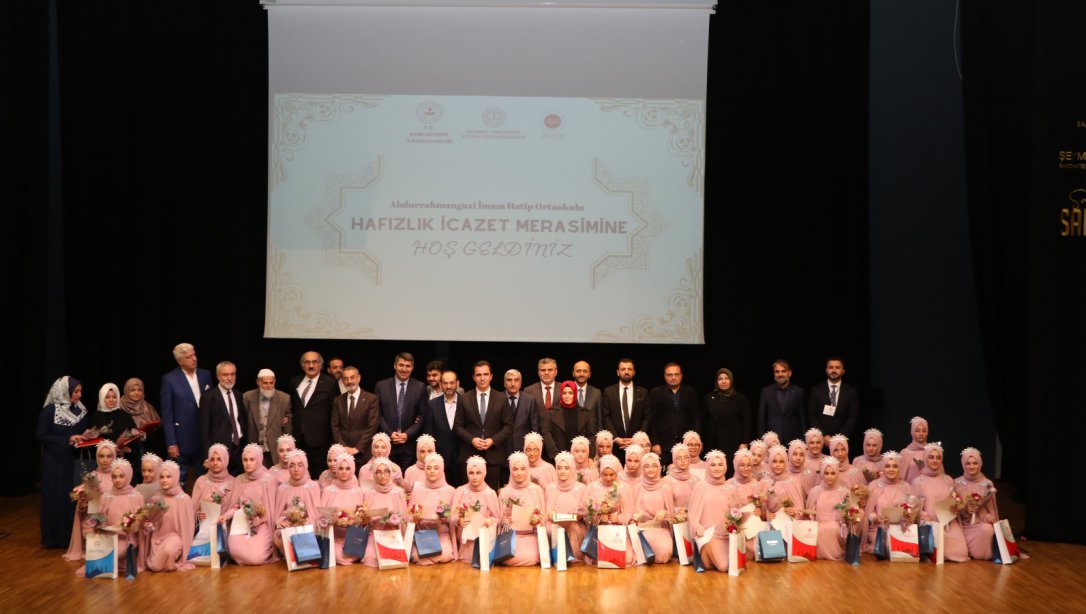 Bakan Yardımcısı Sayın Osman Sezgin'in Katılımıyla Örgün Eğitimle Birlikte Hafızlık Projesi Kapsamında Hafızlığını Tamamlayan 41 Öğrencimize İcazetleri İstanbul'da Verildi
