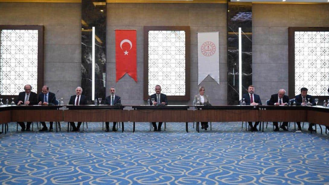 Millî Eğitim Bakanımız Mahmut Özer, Bakanlık Bürokratları ve 81 İlin Millî Eğitim Müdürleriyle Diyarbakır'da Bir Araya Geldi