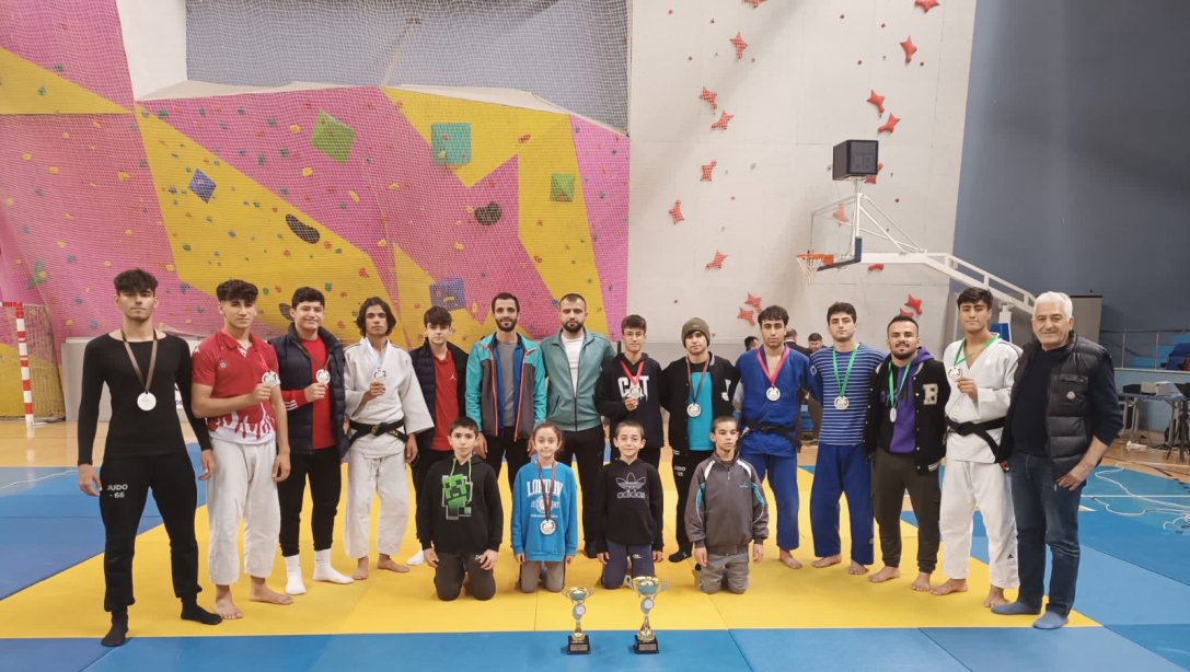 Batman Merkez Veysel Karani Anadolu İmam Hatip Lisesi Spor Proje Okulu Öğrencileri Uluslararası Madenci Kupası Judo Turnuvası'na Damga Vurdu