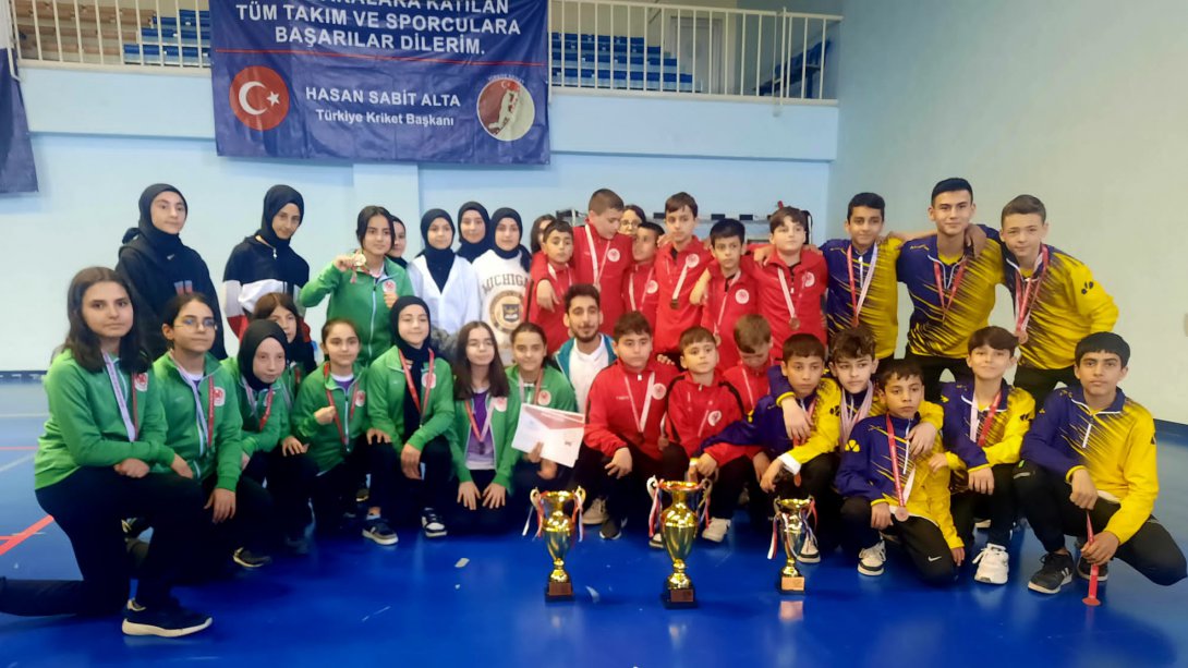 Şehit Recep İnce İmam Hatip Ortaokulu, Türkiye Kriket Turnuvası'nda 3 Farklı Kategoride Birincilik, İkincilik ve Üçüncülük Elde Etti