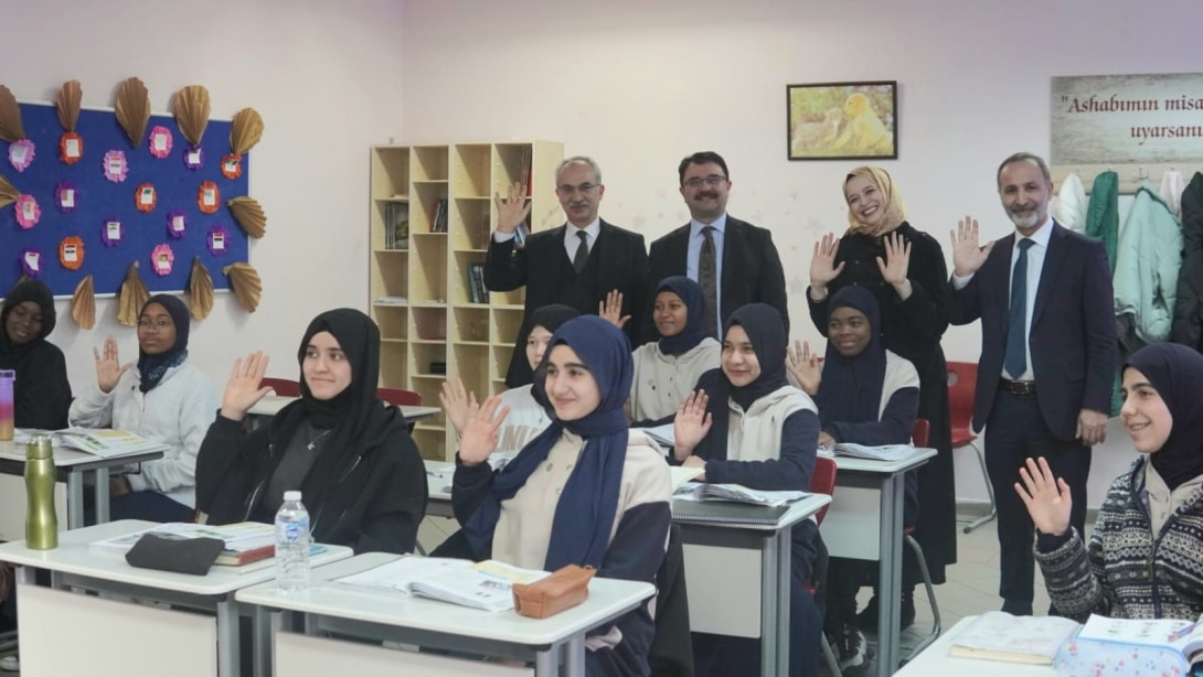 Genel Müdürümüz Dr. Ahmet İşleyen Uluslararası Millî İrade Kız AİHL'yi Ziyaret Ederek Gazze ve 42 Farklı Ülkeden Gelen Öğrencilerle Buluştu